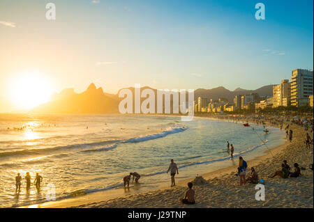 RIO DE JANEIRO - 14. Februar 2017: Besucher sammeln Arpoador Ende Ipanema Strand den Sonnenuntergang hinter zwei Brüder Berg. Stockfoto