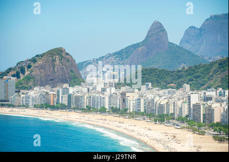 Hellen malerischen Blick auf die breite Sichel des Copacabana-Strand mit der dramatischen Skyline von Rio De Janeiro, Brasilien von oben Stockfoto