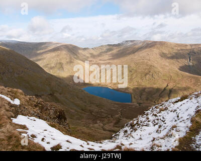 Blick von der Gabel über Kentmere Behälter und Kentmere der Nan Bield Pass, zwischen Mardale Kranke Bell (L) und Harter fiel (R) Stockfoto