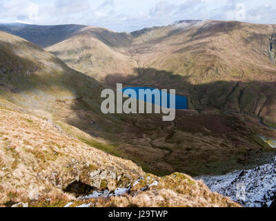 Blick von der Gabel über Kentmere Behälter und Kentmere der Nan Bield Pass, zwischen Mardale Kranke Bell (L) und Harter fiel (R) Stockfoto