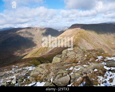 Gipfel Blick vom Kranken Glocke zu Froswick & Thornthwaite Crag. Steinige Bucht Hecht/Caudale Moor über Threshthwaite Mund, Kentmere Fells, Cumbria sichtbar Stockfoto