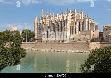 Palau de L´Almudaina und Kathedrale La Seu in Palma de Mallorca, Spanien Stockfoto