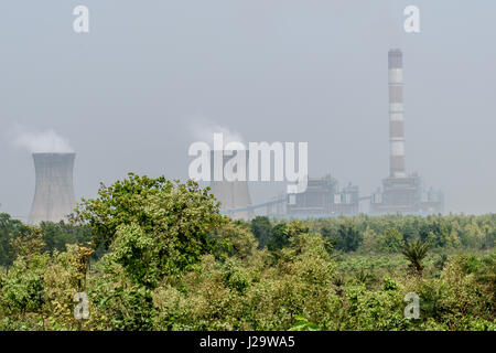 Durlabhpur, Bankura, West-Bengalen, 22. April 2017. Die Kühltürme von Mejia Thermal Power Station. Stockfoto