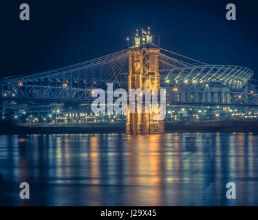 Kühle blaue Bild der John A. Roebling Hängebrücke und Paul Brown Stadium befindet sich in Cincinnati, Ohio. Stockfoto