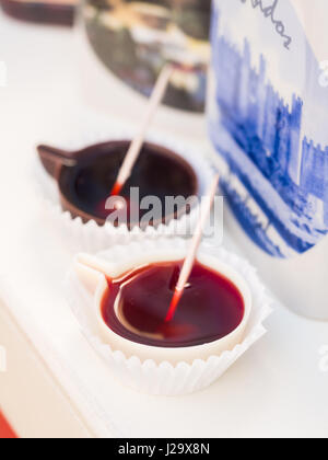 Ginja de Obidos, traditionelle Sauerkirschen Likör, serviert in kleinen Tassen Schokolade gemacht. Stockfoto