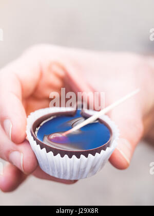 Ginja de Obidos, traditionelle Sauerkirschen Likör, serviert in kleinen Tassen Schokolade gemacht. Stockfoto