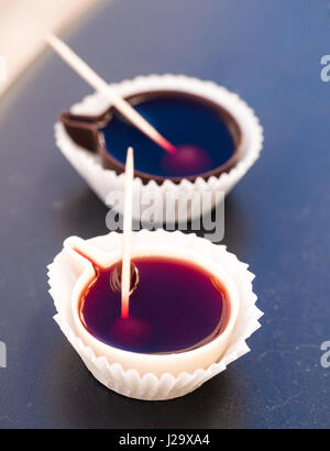 Ginja de Obidos, traditionelle Sauerkirschen Likör, serviert in kleinen Tassen Schokolade gemacht. Stockfoto