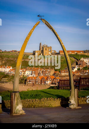 Str. Marys Kirche, Whitby über Fischbein Bogen angezeigt. Stockfoto