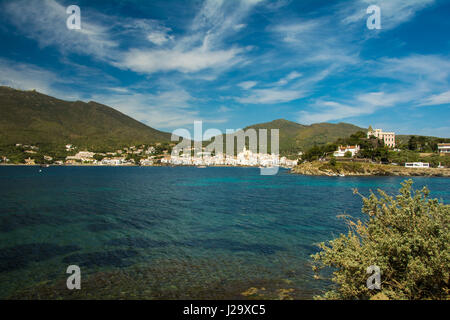 Landschaft von Cadaques Bucht und Dorf an der Costa Brava, Katalonien, Spanien Stockfoto