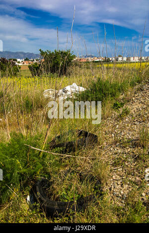 Verworfen, Altreifen und Plastiktüten grasbewachsenen Ödland Stockfoto