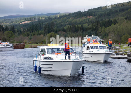 Freude Boot Kreuzer in Fort Augustus sperrt Durchreise zum Loch Ness, Schottisches Hochland, Schottland, Vereinigtes Königreich Stockfoto