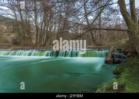Wasser fließt über die Felsen im Wasserfall Kaskade in einem Wald im Sommer Stockfoto