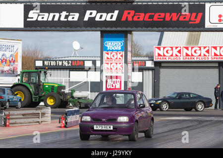 Santa Pod Raceway, befindet sich in Podington, Bedfordshire, England, ist Europas erste permanente Drag-Racing, gebaut auf einem stillgelegten WWII Luftwaffenstützpunkt. Stockfoto