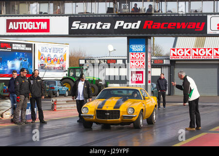 Santa Pod Raceway, befindet sich in Podington, Bedfordshire, England, ist Europas erste permanente Drag-Racing, gebaut auf einem stillgelegten WWII Luftwaffenstützpunkt. Stockfoto