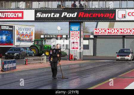 Santa Pod Raceway, befindet sich in Podington, Bedfordshire, England, ist Europas erste permanente Drag-Racing, gebaut auf einem stillgelegten WWII Luftwaffenstützpunkt. Stockfoto