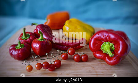 frische reife rot gelb orange Paprika und Cherry-Tomaten, Hause angebaut Herbsternte Stockfoto