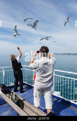 Passagiere, die Möwen, die Anschluss an die Kanal-Fähre Dover, Kent verlassen zu fotografieren Stockfoto