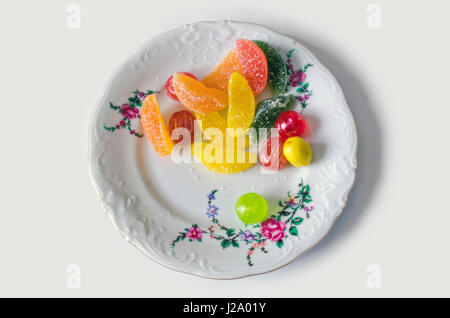 Bunte Süße Jujube, Gelee, Bonbons, Süßigkeiten auf einem Teller - Schneidepfad isoliert Stockfoto