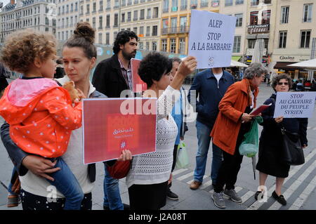 Mitglieder des französischen syrische Diaspora halten Rallye in Lyon, Schlachtung in Aleppo zu protestieren Stockfoto