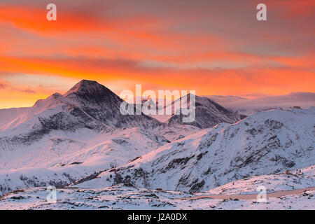 Sonnenuntergang über Aiguilles d'Arves in den französischen Alpen Stockfoto