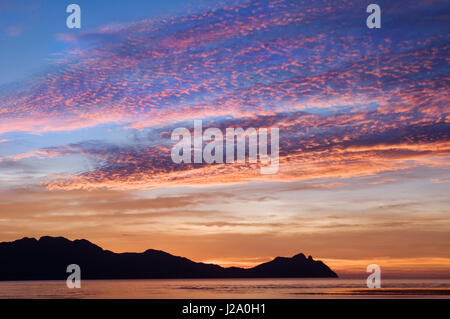 Stimmungsvolle Landschaftsbild der Sonnenuntergang am Strand von Bakoh Nationalpark auf Borneo, Sarawak Stockfoto