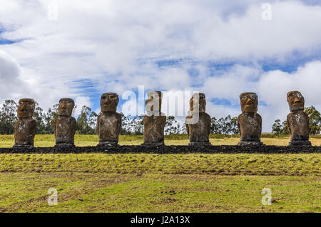 Ahu Akivi Website, die nur Moai Statuen mit Blick auf das Meer in Osterinsel, Chile Stockfoto