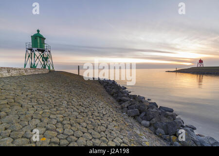 Hafen Ligths am Eingang des Hafens Stavoren auf dem Deich bei Sonnenuntergang Stockfoto