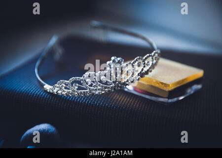 Frauen Tiara auf dem Tisch liegen Stockfoto