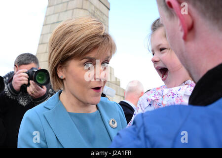 SNP-Führer und erster Minister Nicola Sturgeon Chats an ein junges Mädchen auf Wahlkampftour in Dundee Stockfoto