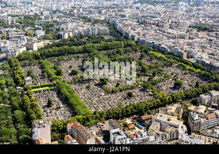 Friedhof Montparnasse (La Cimetière du Montparnasse) von der Aussichtsplattform an der Spitze des Tour Montparnasse, Paris, Frankreich Stockfoto