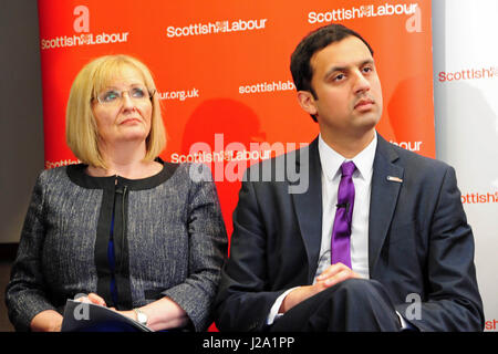 Schatten schottischen Sekretär Margaret Curran MP und Scottish Labour Stellvertretender Parteiführer Anas Sarwar MP, hören wie schottische Labour Leader Johann Lamont die Party Devolution Kommissionsbericht startet Stockfoto