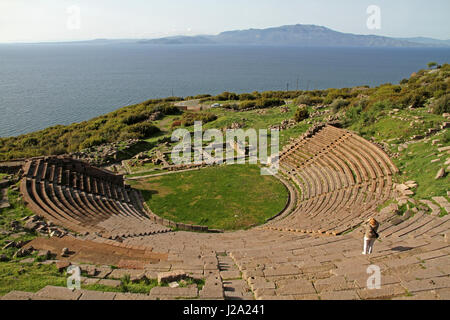 Assos-Theater mit Lesbos im Hintergrund Stockfoto