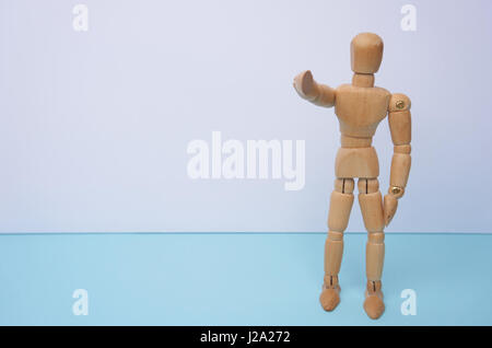 Wir wollen, dass SIE - hölzerne Puppe, Puppe, seine Finger auf Sie mit Exemplar zeigt. Eignet sich für Business-Konzept, mieten oder jemand zu unterzeichnen. Stockfoto