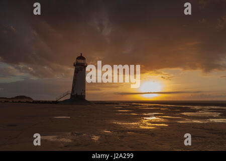 Talacre Lighthouse  bei Sonnenuntergang  Flintshire, Deeside, North Wales, Großbritannien Stockfoto