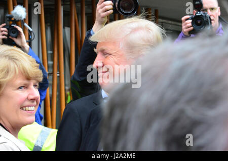 US-Tycoon Donald Trump verlässt das schottische Parlament nach dem Angriff von Windparks in einer Vorlage ein Ausschuss des Parlaments Stockfoto