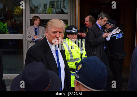 US-Tycoon Donald Trump verlässt das schottische Parlament nach dem Angriff von Windparks in Unterwerfung unter ein Parlament Ccommittee Stockfoto