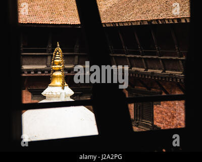 Blick auf die Stupa in Mani Keshar Chowk (einer der vielen schönen Innenhöfe) in Patans Durbar Square, Nepal. Stockfoto