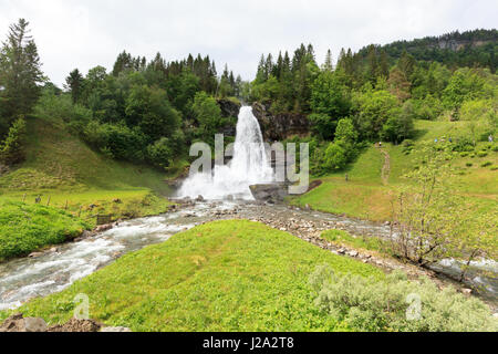 Der Wasserfall Steinsdalsfossen in Hardanger Stockfoto