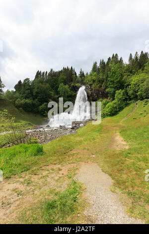 Der Wasserfall Steinsdalsfossen in Hardanger Stockfoto