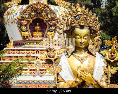 Detail der Statuen und Stupa im Kloster Kopan Tempelgarten in Kathmandu Nepal hautnah. Stockfoto