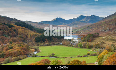 Snowdon Hufeisen und Llynau Mymbyr  mit Herbstfarben  Herbst  Snowdonia, Wales, UK Stockfoto