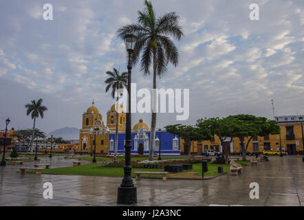 Trujillo, Peru - 11. Januar 2014: Helle gelbe Kolonial-Stil Kathedrale in der Plaza de Armas von Trujillo in Peru am frühen Morgen Stockfoto