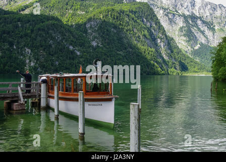 Königssee, Deutschland - 16. August 2010: Touristenboot auf Pier. Berg Lake Königssee, Bayern Stockfoto