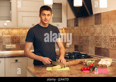 Junger Mann in der Küche bereitet Frühstück Stockfoto