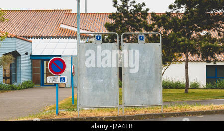 Bretignolles Sur Mer, Frankreich - 25. April 2016: bei den Präsidentschaftswahlen in Frankreich vor einem Wahllokal installiert eine Kampagne Billbo Stockfoto