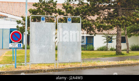 Bretignolles Sur Mer, Frankreich - 25. April 2016: bei den Präsidentschaftswahlen in Frankreich vor einem Wahllokal installiert eine Kampagne Billbo Stockfoto