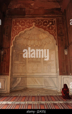 Eine Frau betet an der Jama Masjid von Delhi, Indien Stockfoto