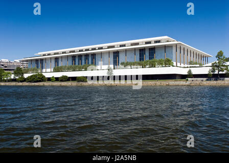 Der John F. Kennedy Center for the Performing Arts, gesehen vom Potomac River in Washington, DC. Stockfoto