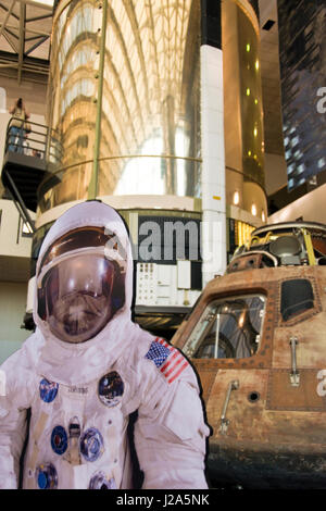 Die Apollo 11 Monitorbox (untere R), auf den ersten Raumflug verwendet, um auf dem Mond zu landen, Nat.-Air und Space Museum, Washington DC. Stockfoto