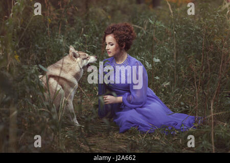 Mädchen reden mit dem Hund in den Märchenwald. Stockfoto